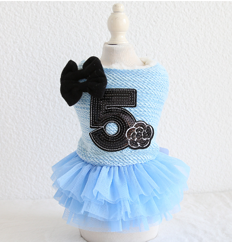 Double-Bow Dog Dress – light blue pet dress with black number 5 and bow on a mannequin, product photo